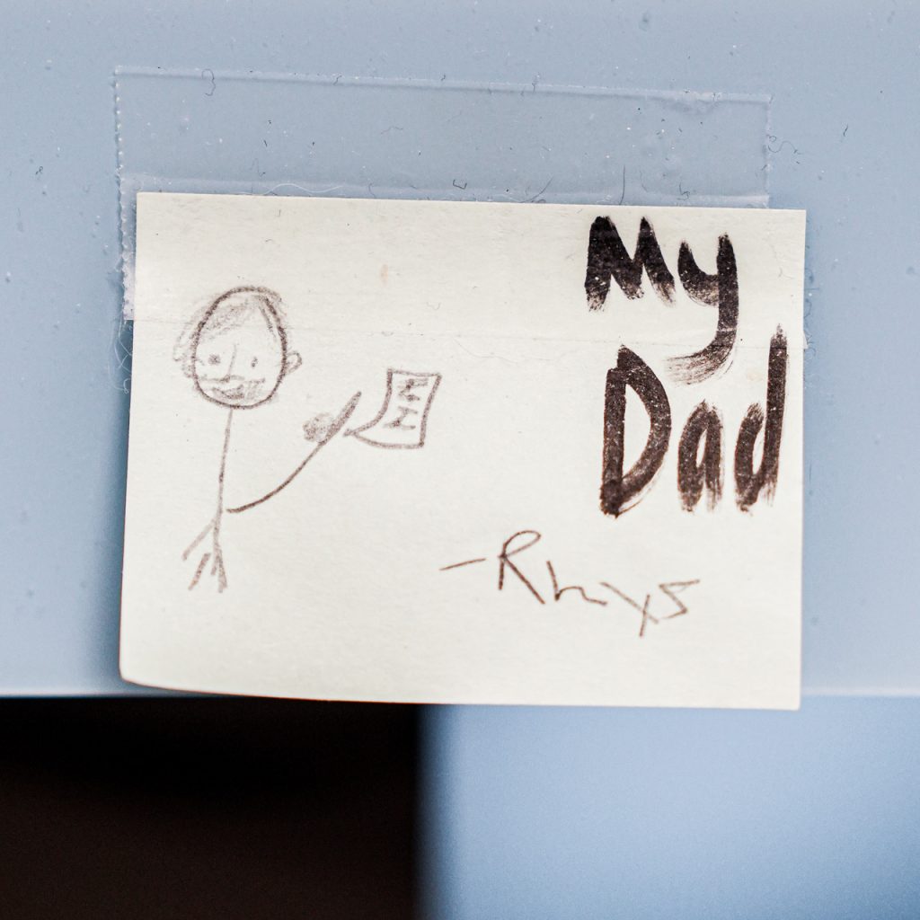 A Post-it with a drawing of a stick figure composing and the words "My Dad"